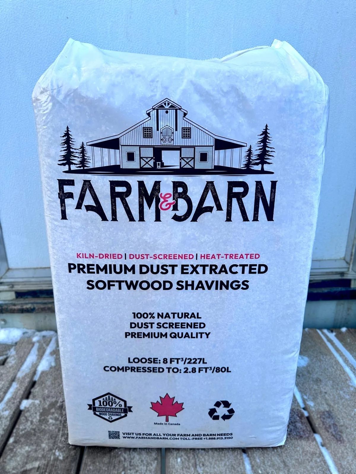 Farm & Barn premium dust-extracted softwood shavings bag, front label showing 8 cu ft loose compressed to 80 L