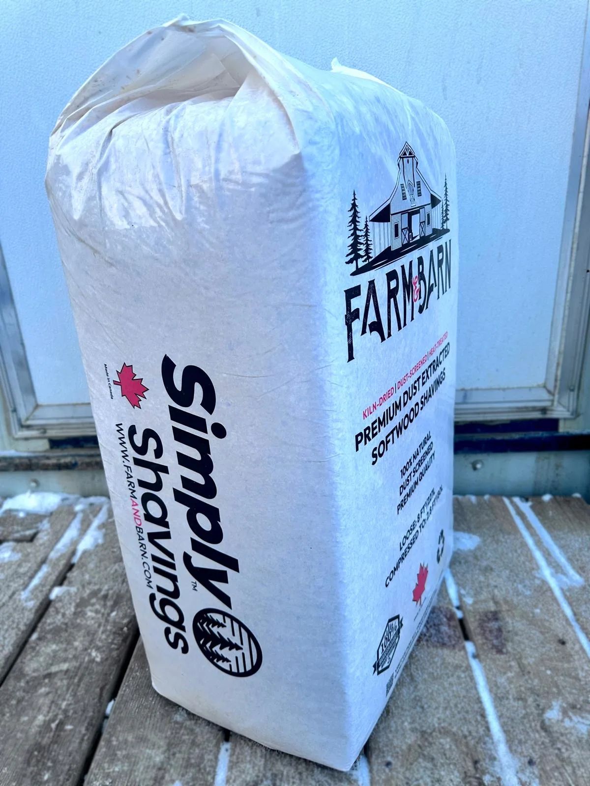 Side of the Farm & Barn softwood shavings bag with Simply Shavings branding